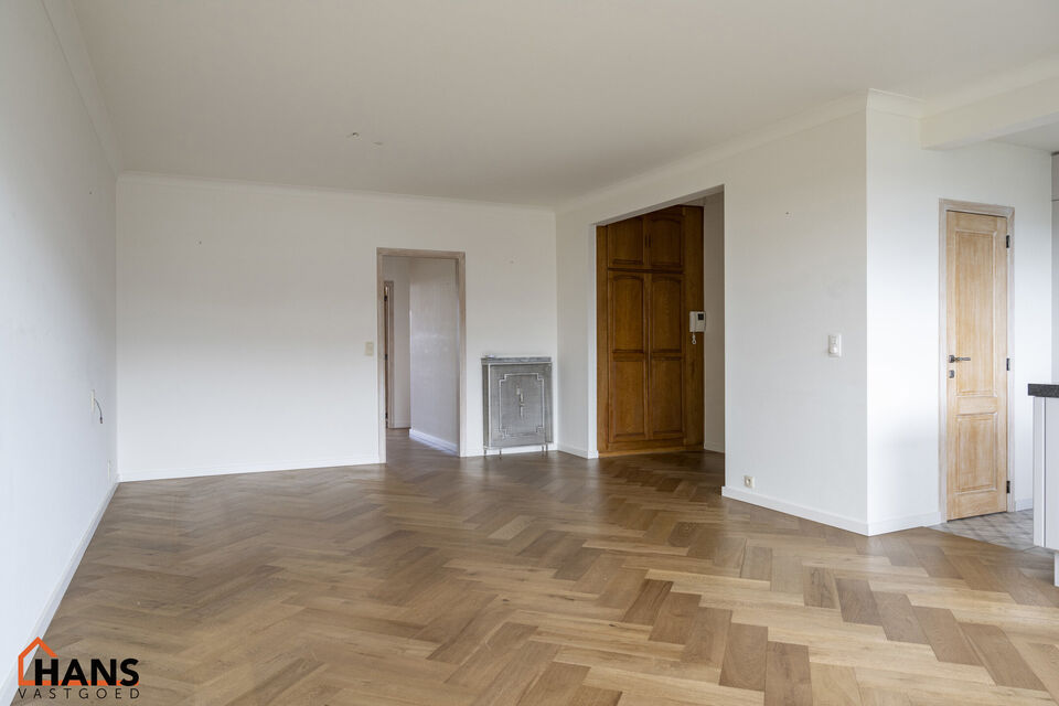 Instapklaar appartement op de zesde verdieping met garagebox omvat inkom met vestiairekast; woonkamer; open en ge&iuml;nstalleerde keuken met toestellen: koelkast, vriezer, kookplaat op inductie, vaatwasser, dampkap combioven, oven, kasten, spoelbak en een ex