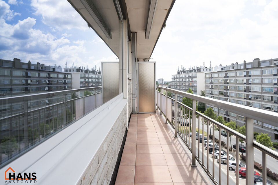 Instapklaar appartement op de zesde verdieping met garagebox omvat inkom met vestiairekast; woonkamer; open en ge&iuml;nstalleerde keuken met toestellen: koelkast, vriezer, kookplaat op inductie, vaatwasser, dampkap combioven, oven, kasten, spoelbak en een ex