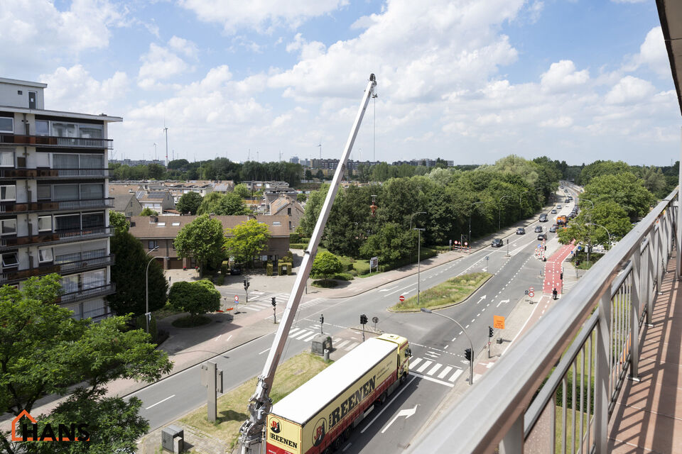 Instapklaar appartement op de zesde verdieping met garagebox omvat inkom met vestiairekast; woonkamer; open en ge&iuml;nstalleerde keuken met toestellen: koelkast, vriezer, kookplaat op inductie, vaatwasser, dampkap combioven, oven, kasten, spoelbak en een ex