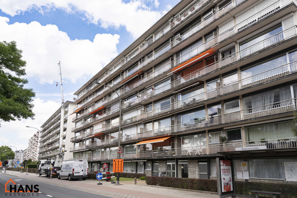 Instapklaar appartement op de zesde verdieping met garagebox omvat inkom met vestiairekast; woonkamer; open en ge&iuml;nstalleerde keuken met toestellen: koelkast, vriezer, kookplaat op inductie, vaatwasser, dampkap combioven, oven, kasten, spoelbak en een ex