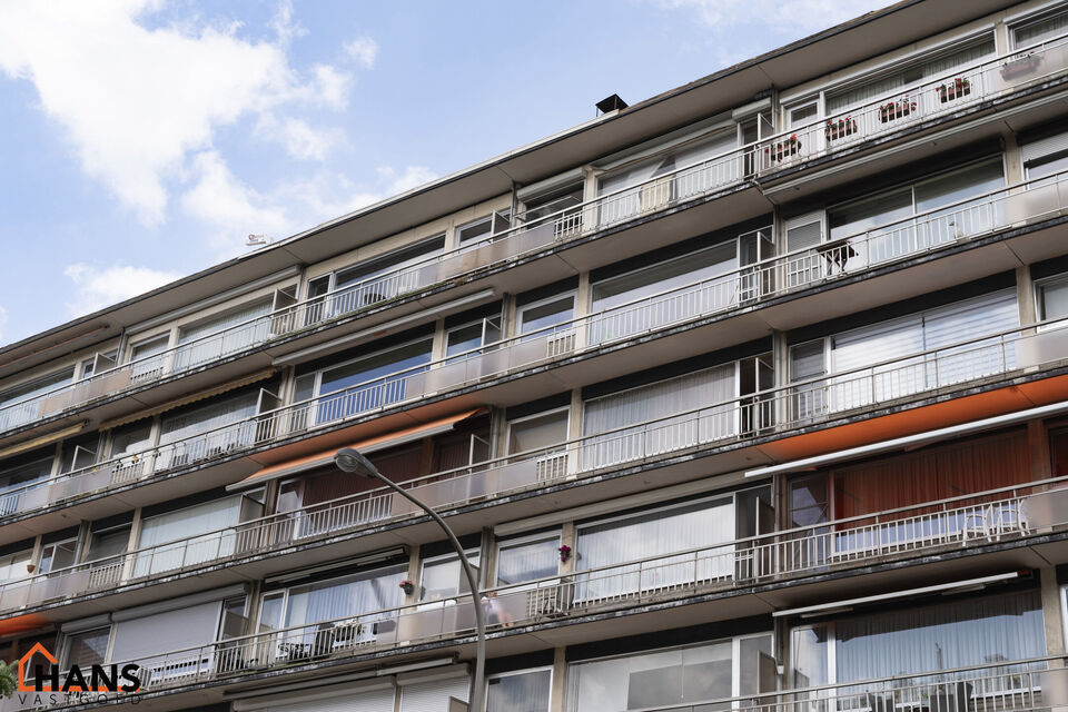 Instapklaar appartement op de zesde verdieping met garagebox omvat inkom met vestiairekast; woonkamer; open en ge&iuml;nstalleerde keuken met toestellen: koelkast, vriezer, kookplaat op inductie, vaatwasser, dampkap combioven, oven, kasten, spoelbak en een ex