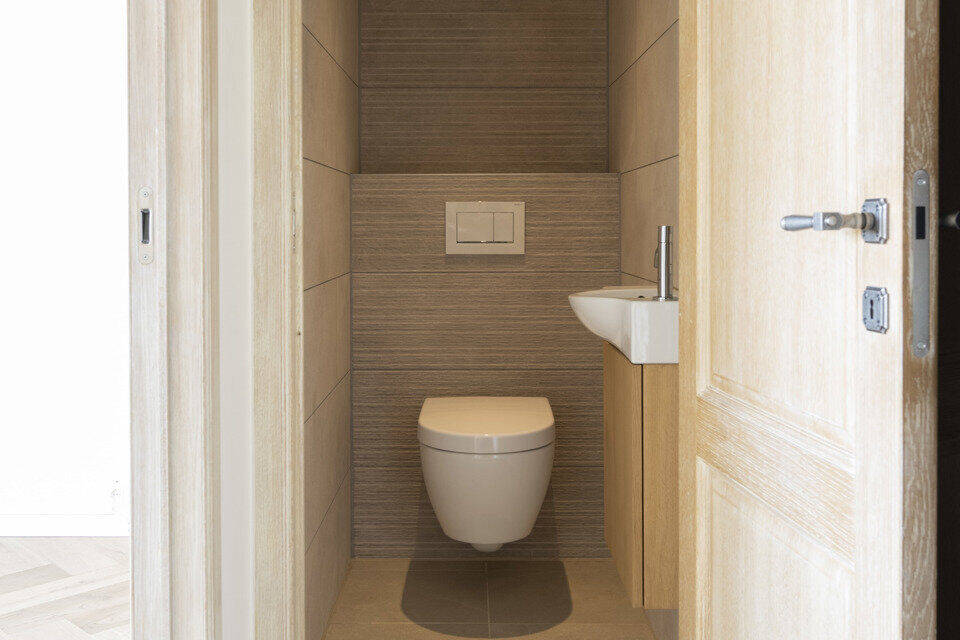 Instapklaar appartement op de zesde verdieping met garagebox omvat inkom met vestiairekast; woonkamer; open en ge&iuml;nstalleerde keuken met toestellen: koelkast, vriezer, kookplaat op inductie, vaatwasser, dampkap combioven, oven, kasten, spoelbak en een ex