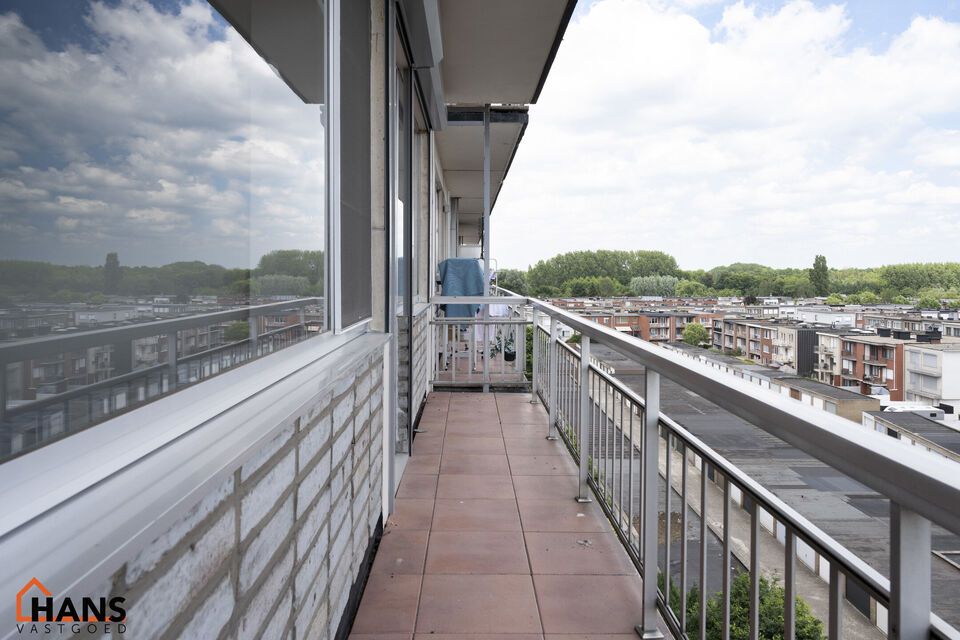 Instapklaar appartement op de zesde verdieping met garagebox omvat inkom met vestiairekast; woonkamer; open en ge&iuml;nstalleerde keuken met toestellen: koelkast, vriezer, kookplaat op inductie, vaatwasser, dampkap combioven, oven, kasten, spoelbak en een ex