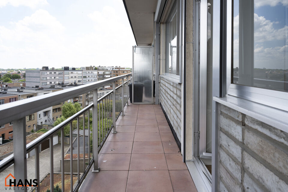 Instapklaar appartement op de zesde verdieping met garagebox omvat inkom met vestiairekast; woonkamer; open en ge&iuml;nstalleerde keuken met toestellen: koelkast, vriezer, kookplaat op inductie, vaatwasser, dampkap combioven, oven, kasten, spoelbak en een ex