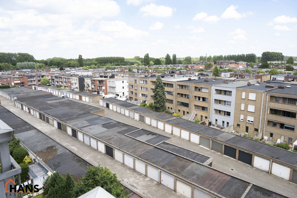 Instapklaar appartement op de zesde verdieping met garagebox omvat inkom met vestiairekast; woonkamer; open en ge&iuml;nstalleerde keuken met toestellen: koelkast, vriezer, kookplaat op inductie, vaatwasser, dampkap combioven, oven, kasten, spoelbak en een ex
