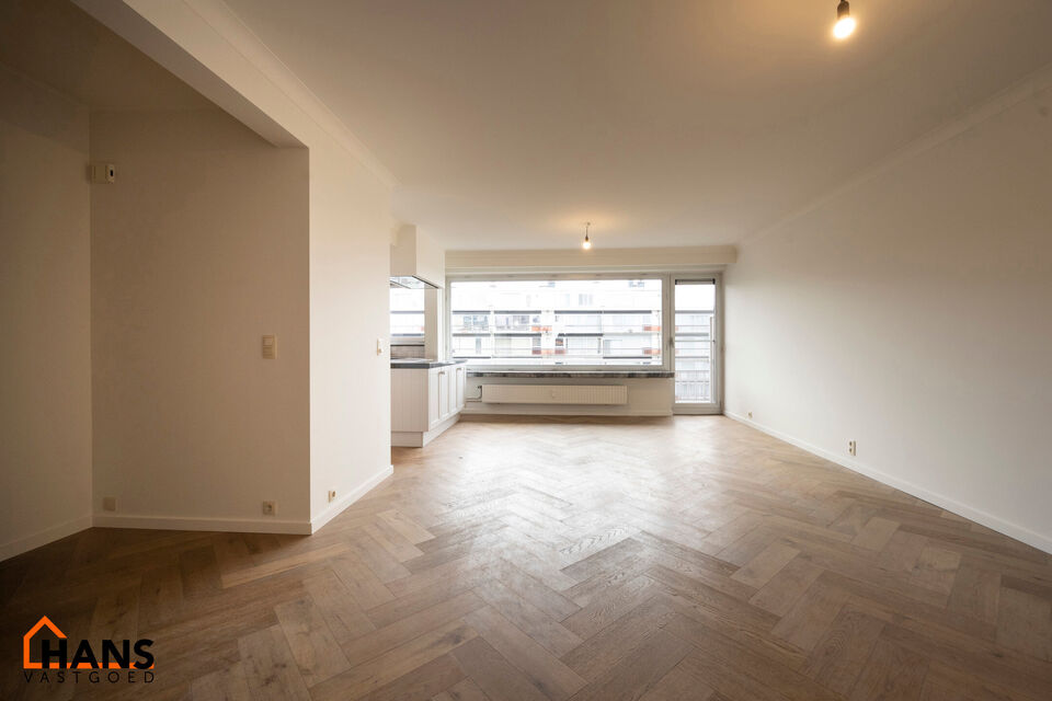 Instapklaar appartement op de zesde verdieping met garagebox omvat inkom met vestiairekast; woonkamer; open en ge&iuml;nstalleerde keuken met toestellen: koelkast, vriezer, kookplaat op inductie, vaatwasser, dampkap combioven, oven, kasten, spoelbak en een ex