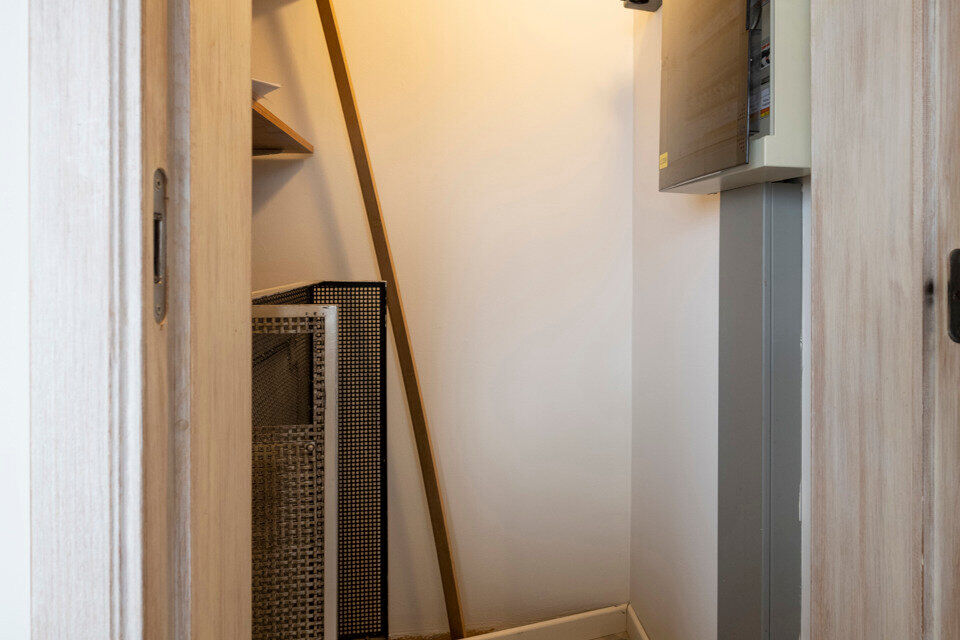 Instapklaar appartement op de zesde verdieping met garagebox omvat inkom met vestiairekast; woonkamer; open en ge&iuml;nstalleerde keuken met toestellen: koelkast, vriezer, kookplaat op inductie, vaatwasser, dampkap combioven, oven, kasten, spoelbak en een ex