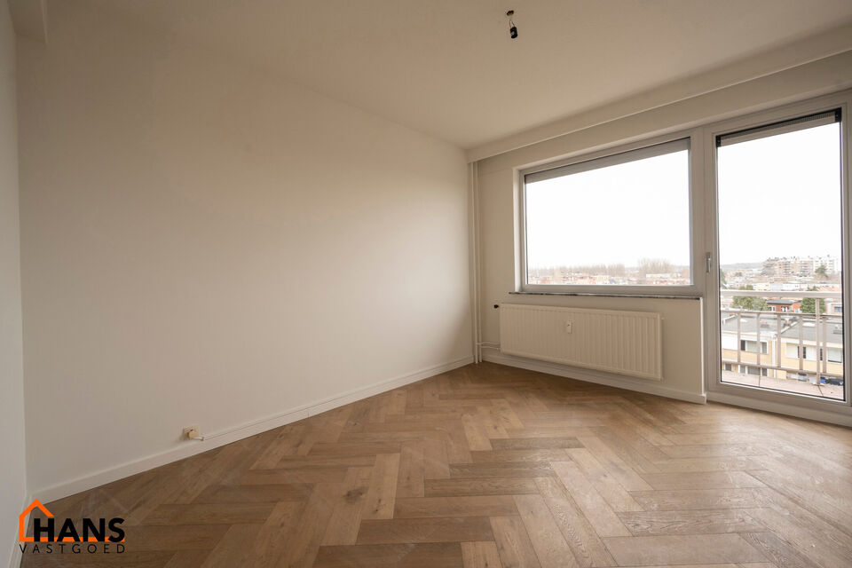 Instapklaar appartement op de zesde verdieping met garagebox omvat inkom met vestiairekast; woonkamer; open en ge&iuml;nstalleerde keuken met toestellen: koelkast, vriezer, kookplaat op inductie, vaatwasser, dampkap combioven, oven, kasten, spoelbak en een ex