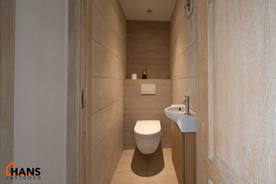 Instapklaar appartement op de zesde verdieping met garagebox omvat inkom met vestiairekast; woonkamer; open en ge&iuml;nstalleerde keuken met toestellen: koelkast, vriezer, kookplaat op inductie, vaatwasser, dampkap combioven, oven, kasten, spoelbak en een ex