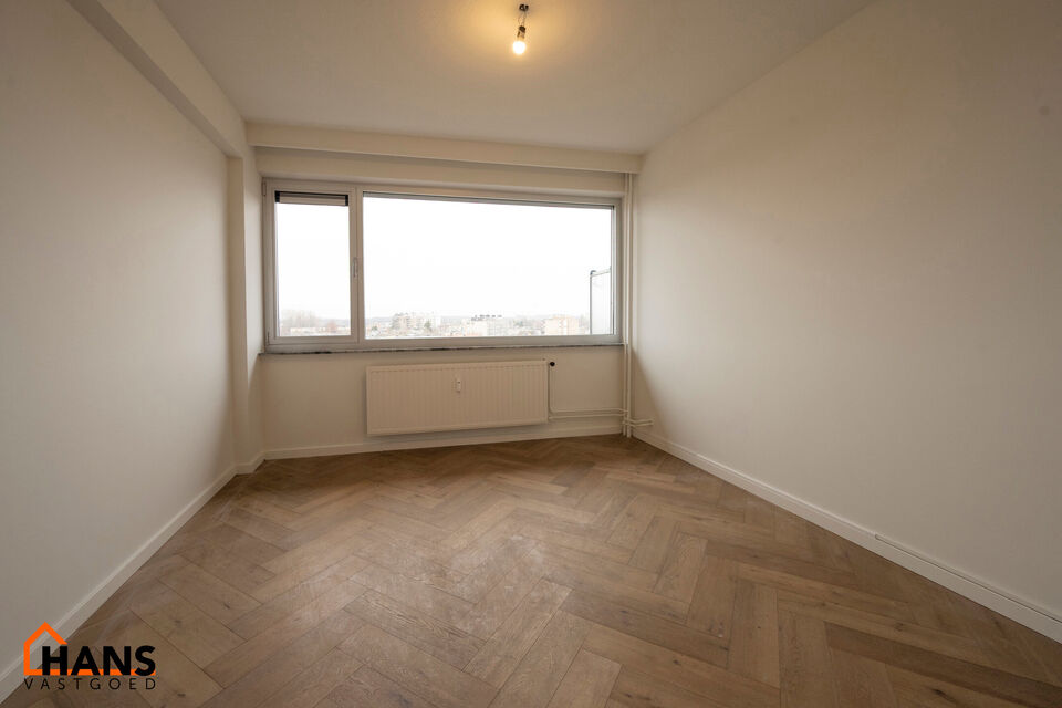 Instapklaar appartement op de zesde verdieping met garagebox omvat inkom met vestiairekast; woonkamer; open en ge&iuml;nstalleerde keuken met toestellen: koelkast, vriezer, kookplaat op inductie, vaatwasser, dampkap combioven, oven, kasten, spoelbak en een ex