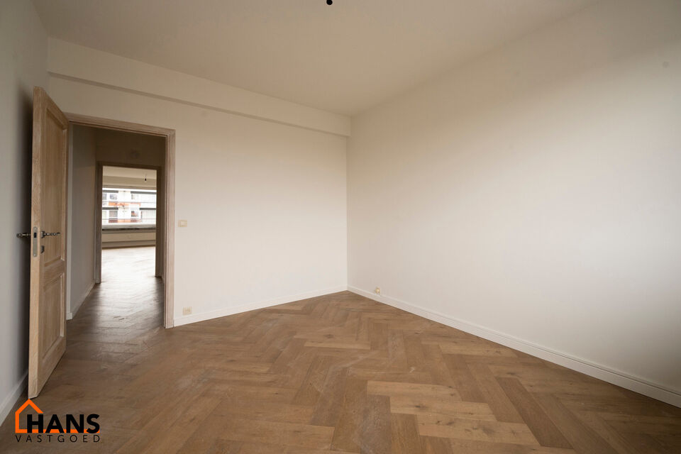 Instapklaar appartement op de zesde verdieping met garagebox omvat inkom met vestiairekast; woonkamer; open en ge&iuml;nstalleerde keuken met toestellen: koelkast, vriezer, kookplaat op inductie, vaatwasser, dampkap combioven, oven, kasten, spoelbak en een ex