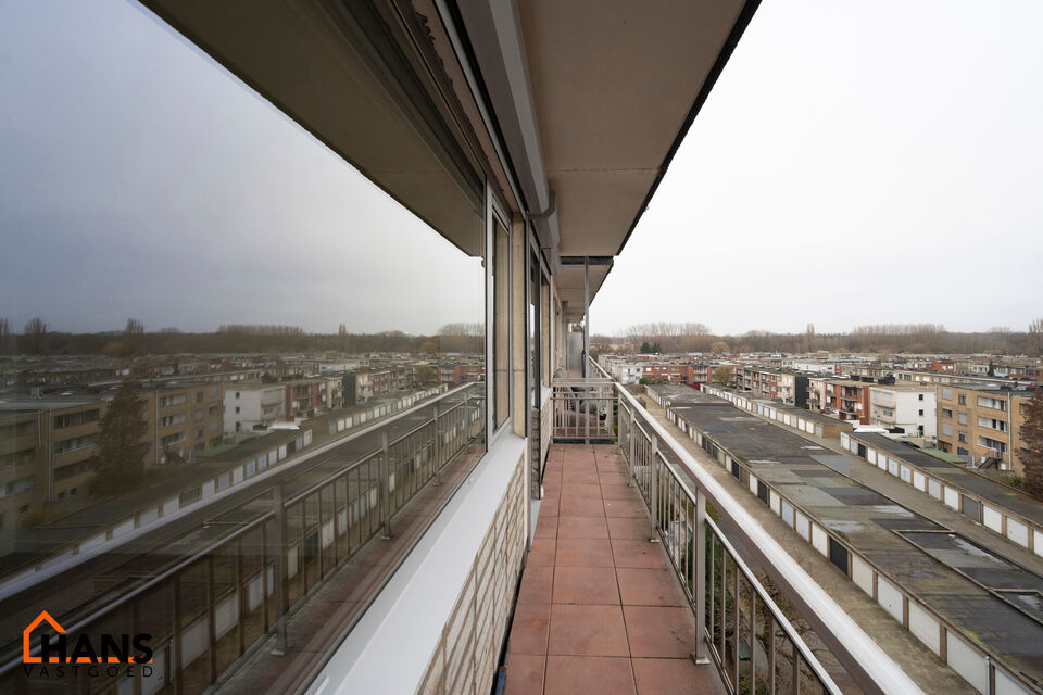 Instapklaar appartement op de zesde verdieping met garagebox omvat inkom met vestiairekast; woonkamer; open en ge&iuml;nstalleerde keuken met toestellen: koelkast, vriezer, kookplaat op inductie, vaatwasser, dampkap combioven, oven, kasten, spoelbak en een ex