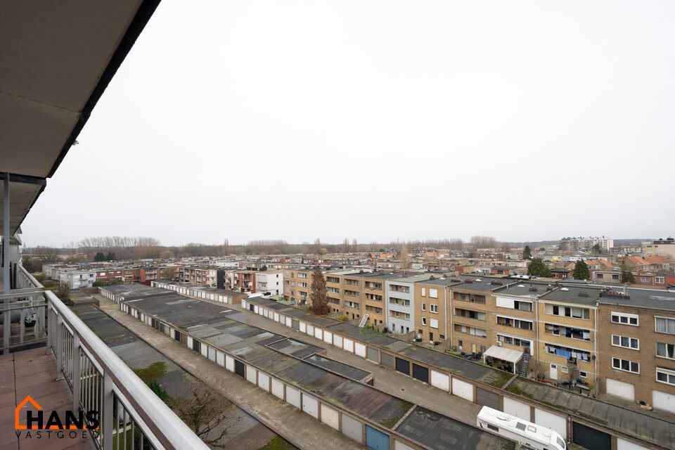 Instapklaar appartement op de zesde verdieping met garagebox omvat inkom met vestiairekast; woonkamer; open en ge&iuml;nstalleerde keuken met toestellen: koelkast, vriezer, kookplaat op inductie, vaatwasser, dampkap combioven, oven, kasten, spoelbak en een ex