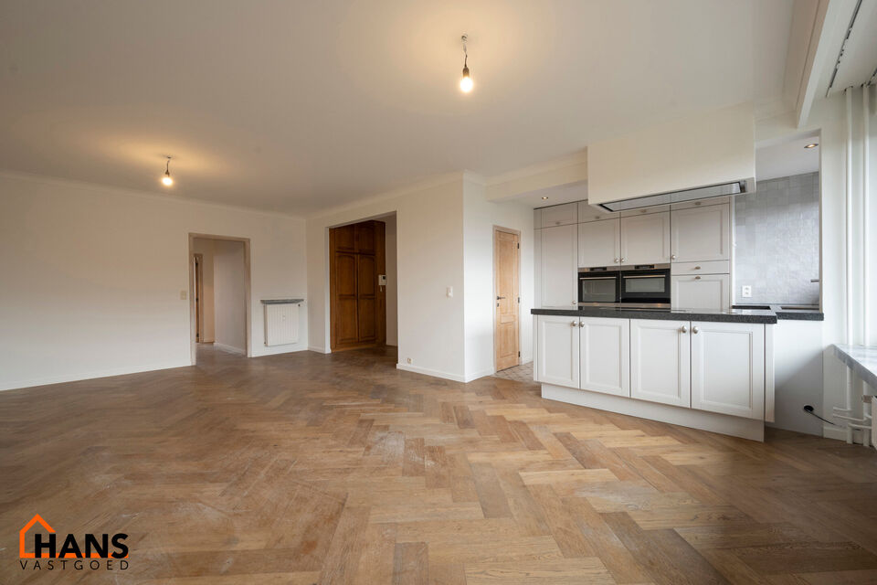 Instapklaar appartement op de zesde verdieping met garagebox omvat inkom met vestiairekast; woonkamer; open en ge&iuml;nstalleerde keuken met toestellen: koelkast, vriezer, kookplaat op inductie, vaatwasser, dampkap combioven, oven, kasten, spoelbak en een ex