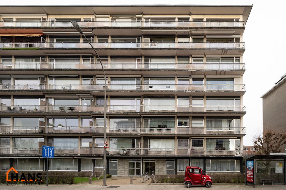 Instapklaar appartement op de zesde verdieping met garagebox omvat inkom met vestiairekast; woonkamer; open en ge&iuml;nstalleerde keuken met toestellen: koelkast, vriezer, kookplaat op inductie, vaatwasser, dampkap combioven, oven, kasten, spoelbak en een ex
