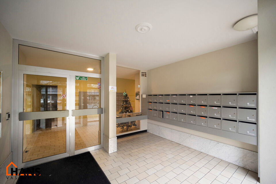 Instapklaar appartement op de zesde verdieping met garagebox omvat inkom met vestiairekast; woonkamer; open en ge&iuml;nstalleerde keuken met toestellen: koelkast, vriezer, kookplaat op inductie, vaatwasser, dampkap combioven, oven, kasten, spoelbak en een ex