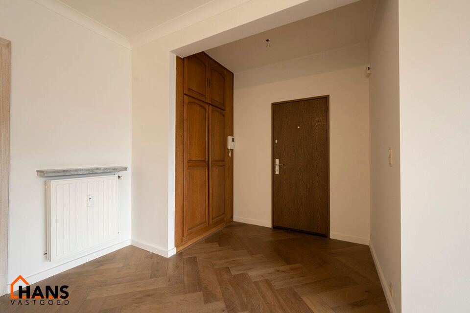 Instapklaar appartement op de zesde verdieping met garagebox omvat inkom met vestiairekast; woonkamer; open en ge&iuml;nstalleerde keuken met toestellen: koelkast, vriezer, kookplaat op inductie, vaatwasser, dampkap combioven, oven, kasten, spoelbak en een ex