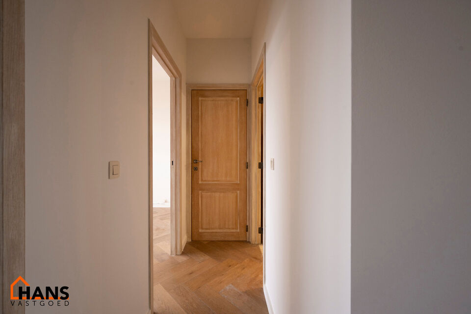 Instapklaar appartement op de zesde verdieping met garagebox omvat inkom met vestiairekast; woonkamer; open en ge&iuml;nstalleerde keuken met toestellen: koelkast, vriezer, kookplaat op inductie, vaatwasser, dampkap combioven, oven, kasten, spoelbak en een ex