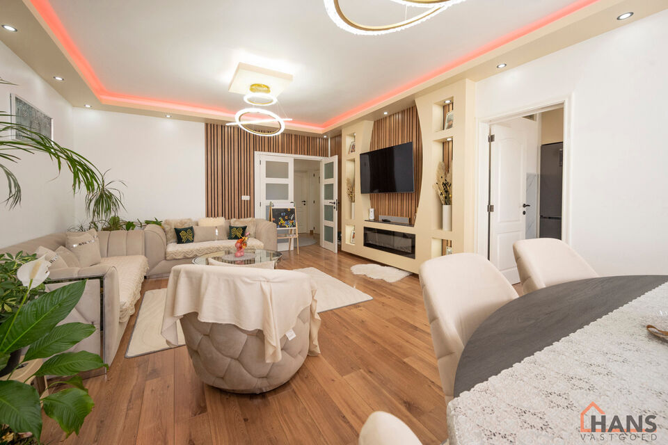 Bent u op zoek naar een stijlvol afgewerkt appartement waar u zonder zorgen uw intrek kan nemen? Dan is dit prachtige appartement op de derde verdieping aan de Graanstraat 3 precies wat u zoekt. In 2030 zal u op een wandelafstand zijn van een nieuw aangel