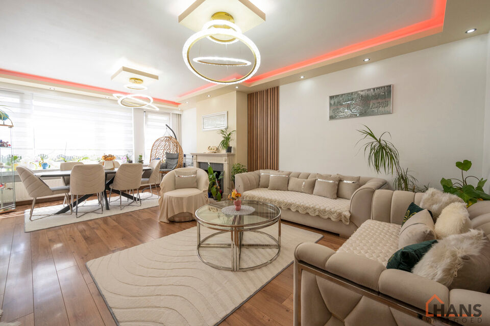 Bent u op zoek naar een stijlvol afgewerkt appartement waar u zonder zorgen uw intrek kan nemen? Dan is dit prachtige appartement op de derde verdieping aan de Graanstraat 3 precies wat u zoekt. In 2030 zal u op een wandelafstand zijn van een nieuw aangel