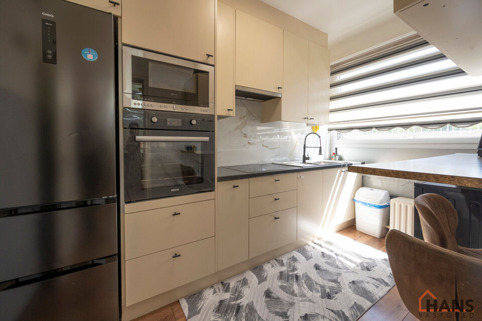 Bent u op zoek naar een stijlvol afgewerkt appartement waar u zonder zorgen uw intrek kan nemen? Dan is dit prachtige appartement op de derde verdieping aan de Graanstraat 3 precies wat u zoekt. In 2030 zal u op een wandelafstand zijn van een nieuw aangel