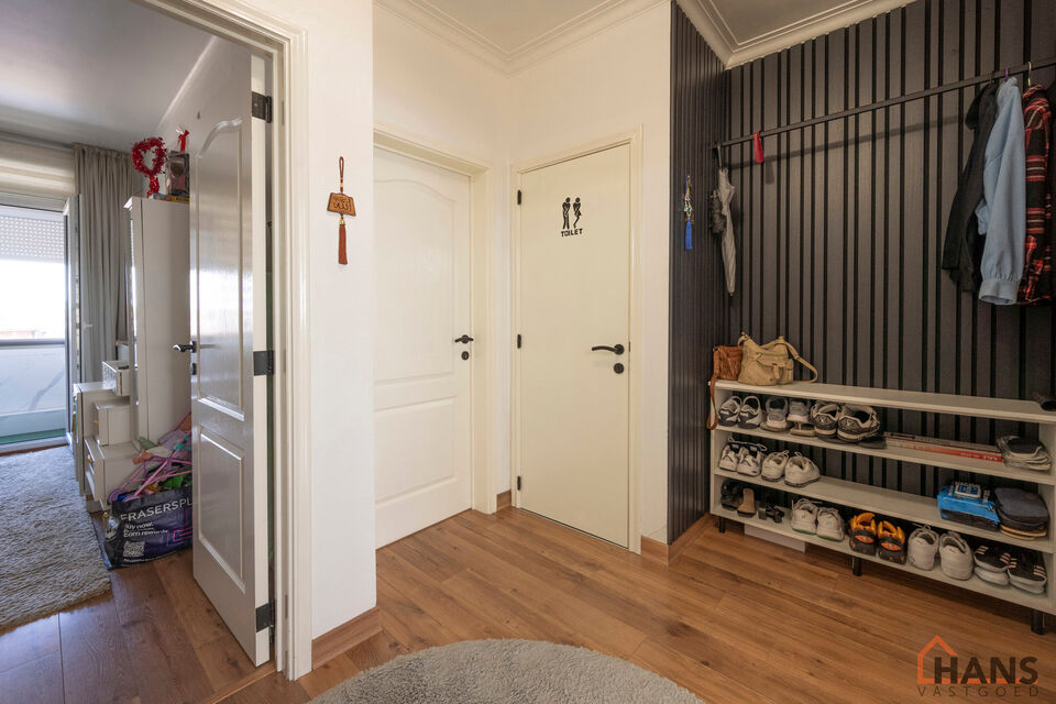 Bent u op zoek naar een stijlvol afgewerkt appartement waar u zonder zorgen uw intrek kan nemen? Dan is dit prachtige appartement op de derde verdieping aan de Graanstraat 3 precies wat u zoekt. In 2030 zal u op een wandelafstand zijn van een nieuw aangel