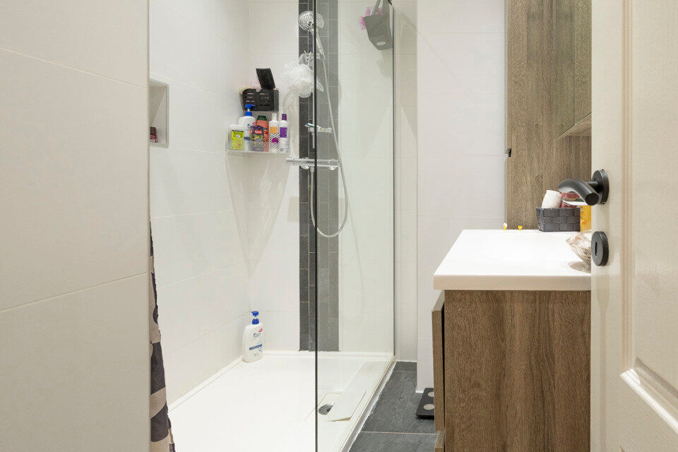 Bent u op zoek naar een stijlvol afgewerkt appartement waar u zonder zorgen uw intrek kan nemen? Dan is dit prachtige appartement op de derde verdieping aan de Graanstraat 3 precies wat u zoekt. In 2030 zal u op een wandelafstand zijn van een nieuw aangel