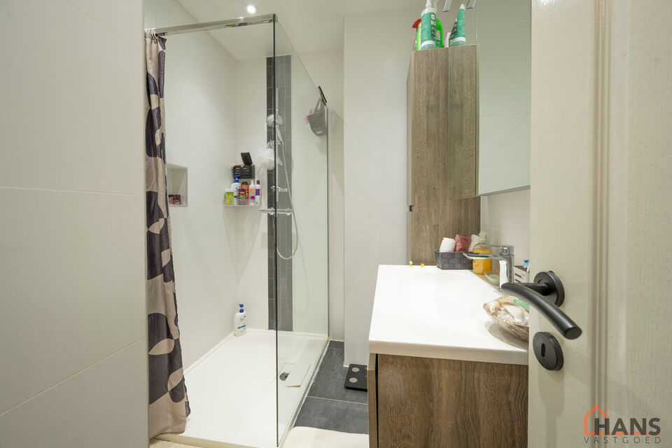 Bent u op zoek naar een stijlvol afgewerkt appartement waar u zonder zorgen uw intrek kan nemen? Dan is dit prachtige appartement op de derde verdieping aan de Graanstraat 3 precies wat u zoekt. In 2030 zal u op een wandelafstand zijn van een nieuw aangel