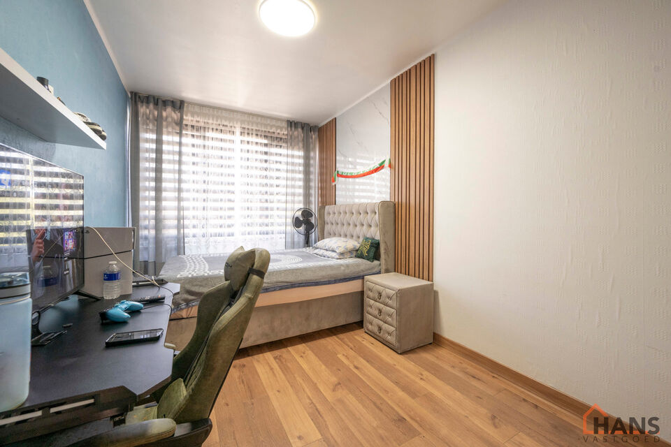 Bent u op zoek naar een stijlvol afgewerkt appartement waar u zonder zorgen uw intrek kan nemen? Dan is dit prachtige appartement op de derde verdieping aan de Graanstraat 3 precies wat u zoekt. In 2030 zal u op een wandelafstand zijn van een nieuw aangel