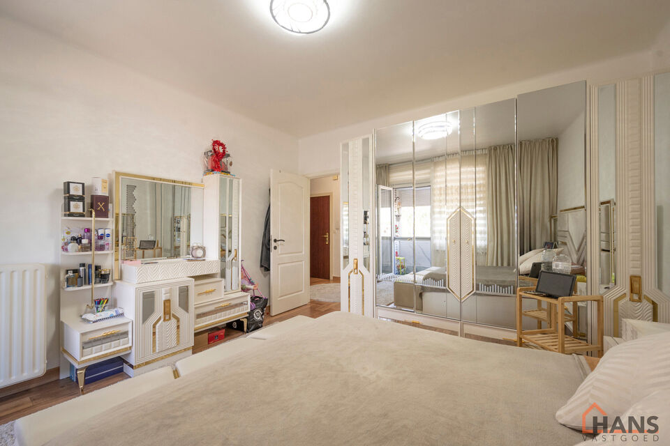 Bent u op zoek naar een stijlvol afgewerkt appartement waar u zonder zorgen uw intrek kan nemen? Dan is dit prachtige appartement op de derde verdieping aan de Graanstraat 3 precies wat u zoekt. In 2030 zal u op een wandelafstand zijn van een nieuw aangel