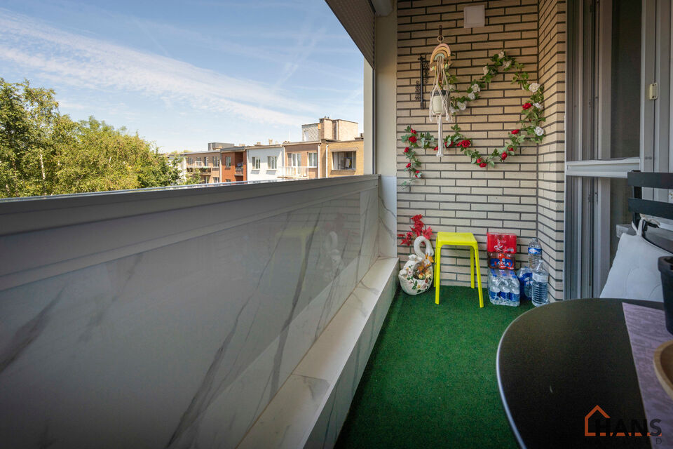 Bent u op zoek naar een stijlvol afgewerkt appartement waar u zonder zorgen uw intrek kan nemen? Dan is dit prachtige appartement op de derde verdieping aan de Graanstraat 3 precies wat u zoekt. In 2030 zal u op een wandelafstand zijn van een nieuw aangel