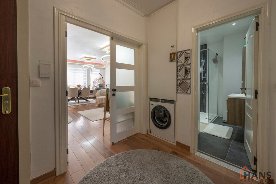 Bent u op zoek naar een stijlvol afgewerkt appartement waar u zonder zorgen uw intrek kan nemen? Dan is dit prachtige appartement op de derde verdieping aan de Graanstraat 3 precies wat u zoekt. In 2030 zal u op een wandelafstand zijn van een nieuw aangel