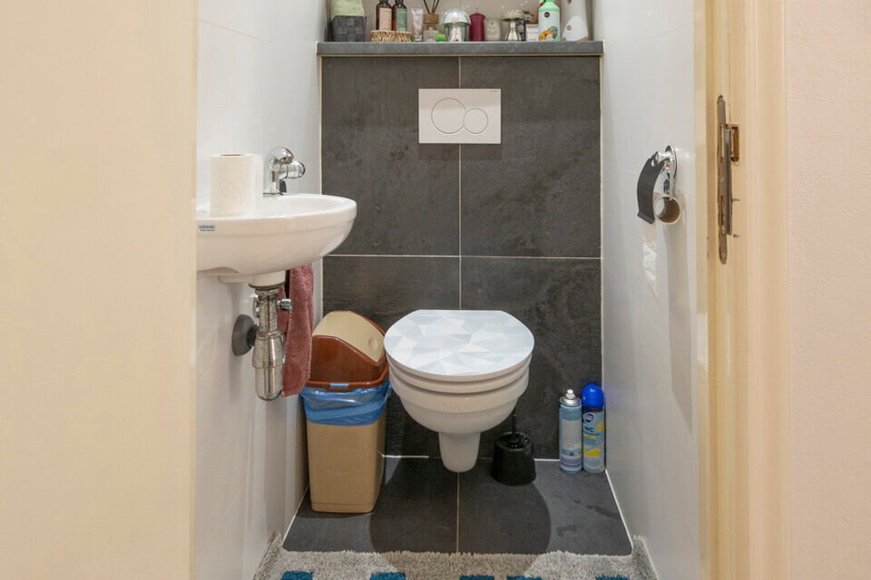 Bent u op zoek naar een stijlvol afgewerkt appartement waar u zonder zorgen uw intrek kan nemen? Dan is dit prachtige appartement op de derde verdieping aan de Graanstraat 3 precies wat u zoekt. In 2030 zal u op een wandelafstand zijn van een nieuw aangel