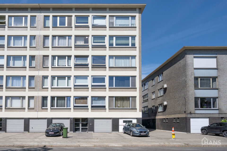 Bent u op zoek naar een stijlvol afgewerkt appartement waar u zonder zorgen uw intrek kan nemen? Dan is dit prachtige appartement op de derde verdieping aan de Graanstraat 3 precies wat u zoekt. In 2030 zal u op een wandelafstand zijn van een nieuw aangel