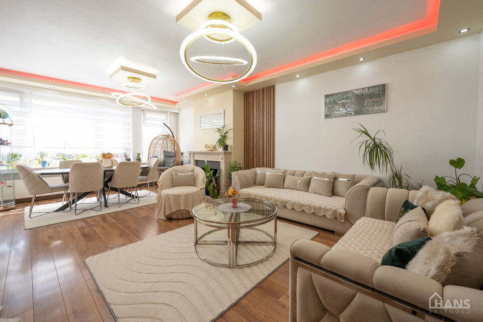 Bent u op zoek naar een stijlvol afgewerkt appartement waar u zonder zorgen uw intrek kan nemen? Dan is dit prachtige appartement op de derde verdieping aan de Graanstraat 3 precies wat u zoekt. In 2030 zal u op een wandelafstand zijn van een nieuw aangel
