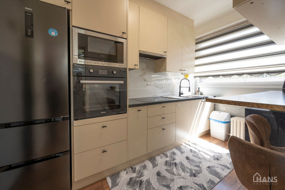 Bent u op zoek naar een stijlvol afgewerkt appartement waar u zonder zorgen uw intrek kan nemen? Dan is dit prachtige appartement op de derde verdieping aan de Graanstraat 3 precies wat u zoekt. In 2030 zal u op een wandelafstand zijn van een nieuw aangel