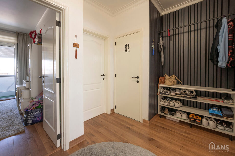 Bent u op zoek naar een stijlvol afgewerkt appartement waar u zonder zorgen uw intrek kan nemen? Dan is dit prachtige appartement op de derde verdieping aan de Graanstraat 3 precies wat u zoekt. In 2030 zal u op een wandelafstand zijn van een nieuw aangel