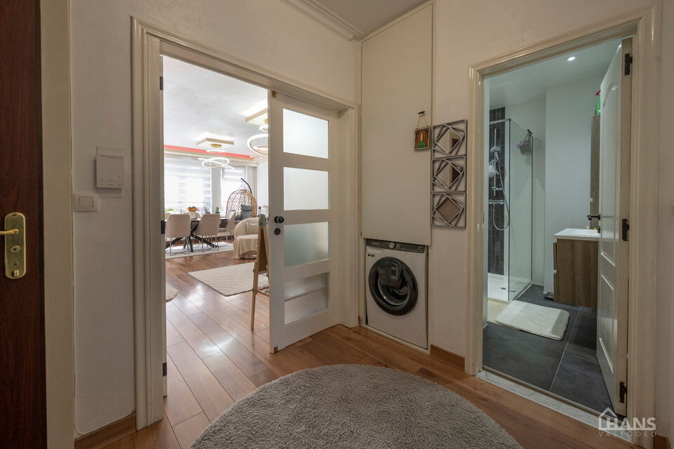 Bent u op zoek naar een stijlvol afgewerkt appartement waar u zonder zorgen uw intrek kan nemen? Dan is dit prachtige appartement op de derde verdieping aan de Graanstraat 3 precies wat u zoekt. In 2030 zal u op een wandelafstand zijn van een nieuw aangel