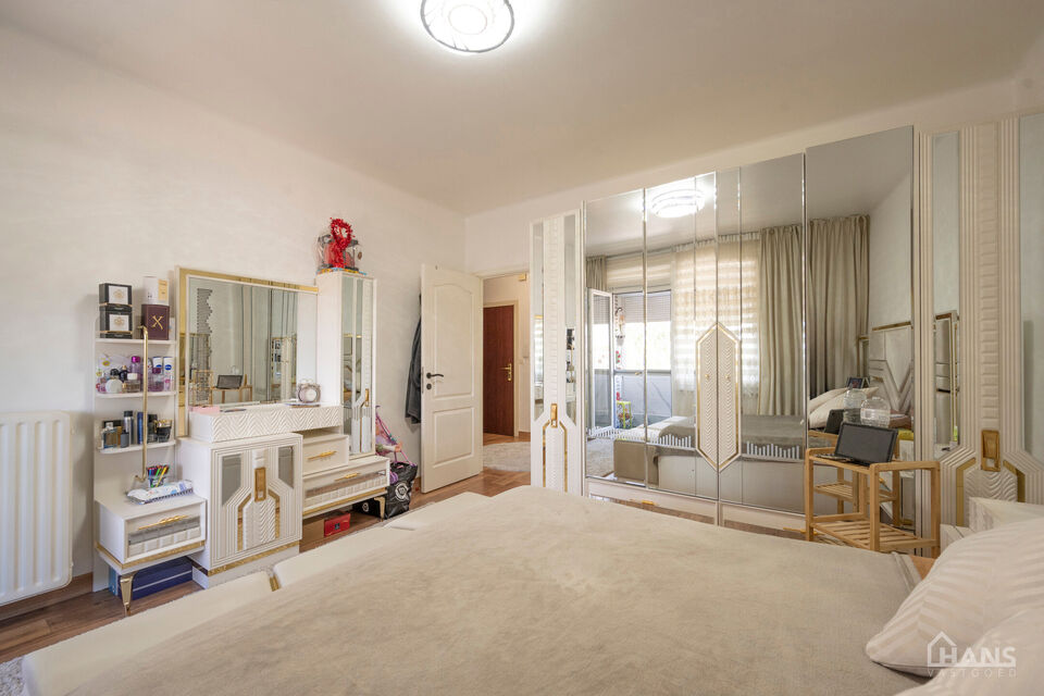 Bent u op zoek naar een stijlvol afgewerkt appartement waar u zonder zorgen uw intrek kan nemen? Dan is dit prachtige appartement op de derde verdieping aan de Graanstraat 3 precies wat u zoekt. In 2030 zal u op een wandelafstand zijn van een nieuw aangel