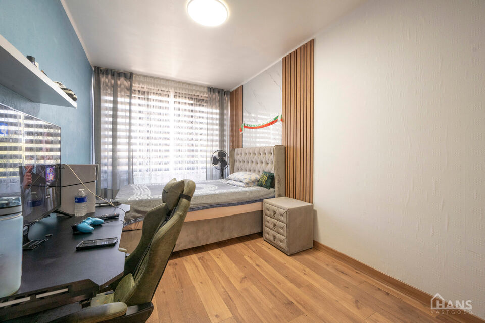 Bent u op zoek naar een stijlvol afgewerkt appartement waar u zonder zorgen uw intrek kan nemen? Dan is dit prachtige appartement op de derde verdieping aan de Graanstraat 3 precies wat u zoekt. In 2030 zal u op een wandelafstand zijn van een nieuw aangel