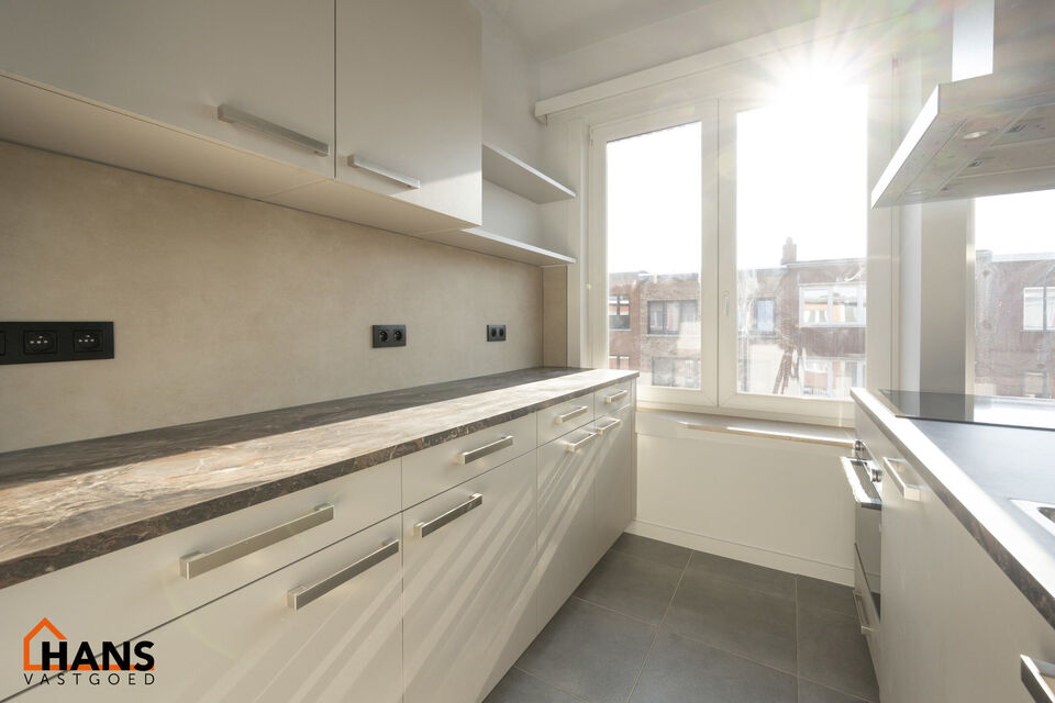Dit instapklaar en centraal gelegen appartement op de tweede verdieping zonder lift omvat een inkomhal; apart toilet; ingerichte badkamer met douche; 2 slaapkamers; een woonkamer met een open en geïnstalleerde keuken. 

Alle nutsvoorzieningen zijn apart;