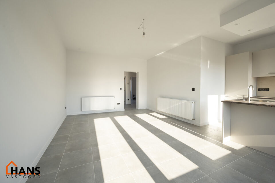 Dit instapklaar en centraal gelegen appartement op de tweede verdieping zonder lift omvat een inkomhal; apart toilet; ingerichte badkamer met douche; 2 slaapkamers; een woonkamer met een open en geïnstalleerde keuken. 

Alle nutsvoorzieningen zijn apart;