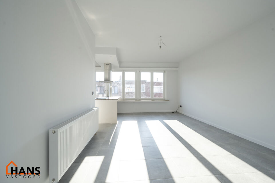 Dit instapklaar en centraal gelegen appartement op de tweede verdieping zonder lift omvat een inkomhal; apart toilet; ingerichte badkamer met douche; 2 slaapkamers; een woonkamer met een open en geïnstalleerde keuken. 

Alle nutsvoorzieningen zijn apart;