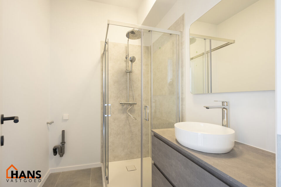 Dit instapklaar en centraal gelegen appartement op de tweede verdieping zonder lift omvat een inkomhal; apart toilet; ingerichte badkamer met douche; 2 slaapkamers; een woonkamer met een open en geïnstalleerde keuken. 

Alle nutsvoorzieningen zijn apart;