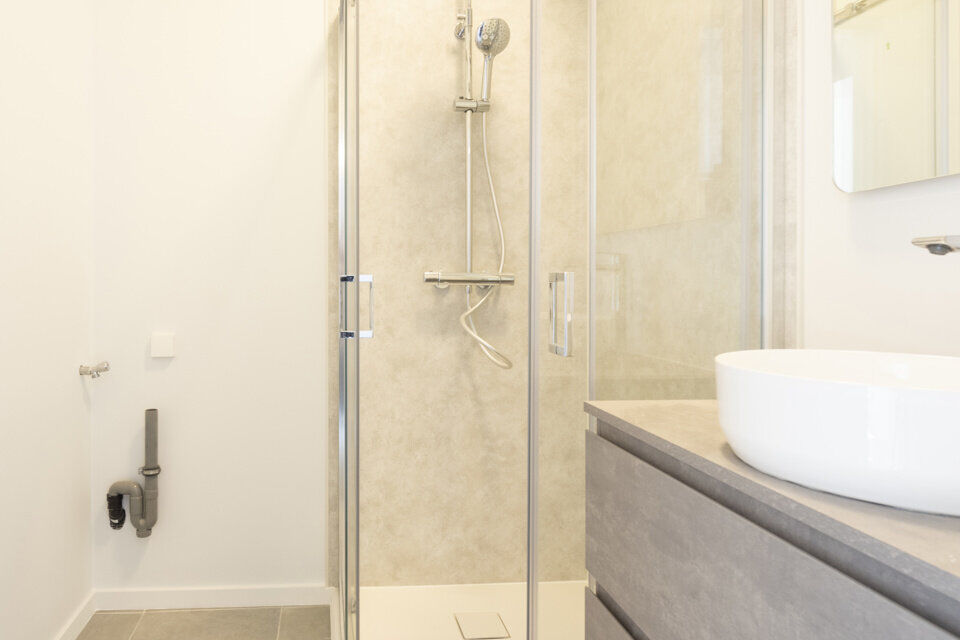 Dit instapklaar en centraal gelegen appartement op de tweede verdieping zonder lift omvat een inkomhal; apart toilet; ingerichte badkamer met douche; 2 slaapkamers; een woonkamer met een open en geïnstalleerde keuken. 

Alle nutsvoorzieningen zijn apart;