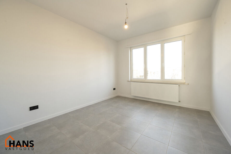 Dit instapklaar en centraal gelegen appartement op de tweede verdieping zonder lift omvat een inkomhal; apart toilet; ingerichte badkamer met douche; 2 slaapkamers; een woonkamer met een open en geïnstalleerde keuken. 

Alle nutsvoorzieningen zijn apart;