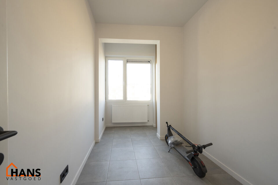 Dit instapklaar en centraal gelegen appartement op de tweede verdieping zonder lift omvat een inkomhal; apart toilet; ingerichte badkamer met douche; 2 slaapkamers; een woonkamer met een open en geïnstalleerde keuken. 

Alle nutsvoorzieningen zijn apart;