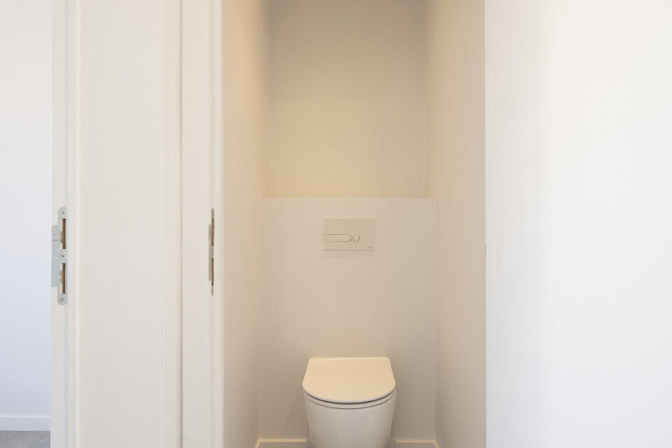 Dit instapklaar en centraal gelegen appartement op de tweede verdieping zonder lift omvat een inkomhal; apart toilet; ingerichte badkamer met douche; 2 slaapkamers; een woonkamer met een open en geïnstalleerde keuken. 

Alle nutsvoorzieningen zijn apart;
