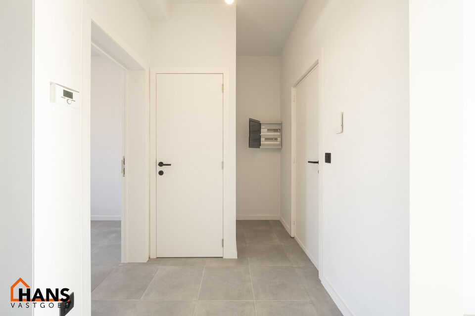 Dit instapklaar en centraal gelegen appartement op de tweede verdieping zonder lift omvat een inkomhal; apart toilet; ingerichte badkamer met douche; 2 slaapkamers; een woonkamer met een open en geïnstalleerde keuken. 

Alle nutsvoorzieningen zijn apart;