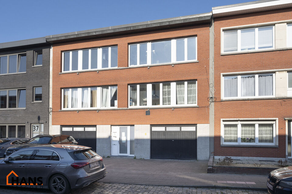 Dit instapklaar en centraal gelegen appartement op de tweede verdieping zonder lift omvat een inkomhal; apart toilet; ingerichte badkamer met douche; 2 slaapkamers; een woonkamer met een open en geïnstalleerde keuken. 

Alle nutsvoorzieningen zijn apart;
